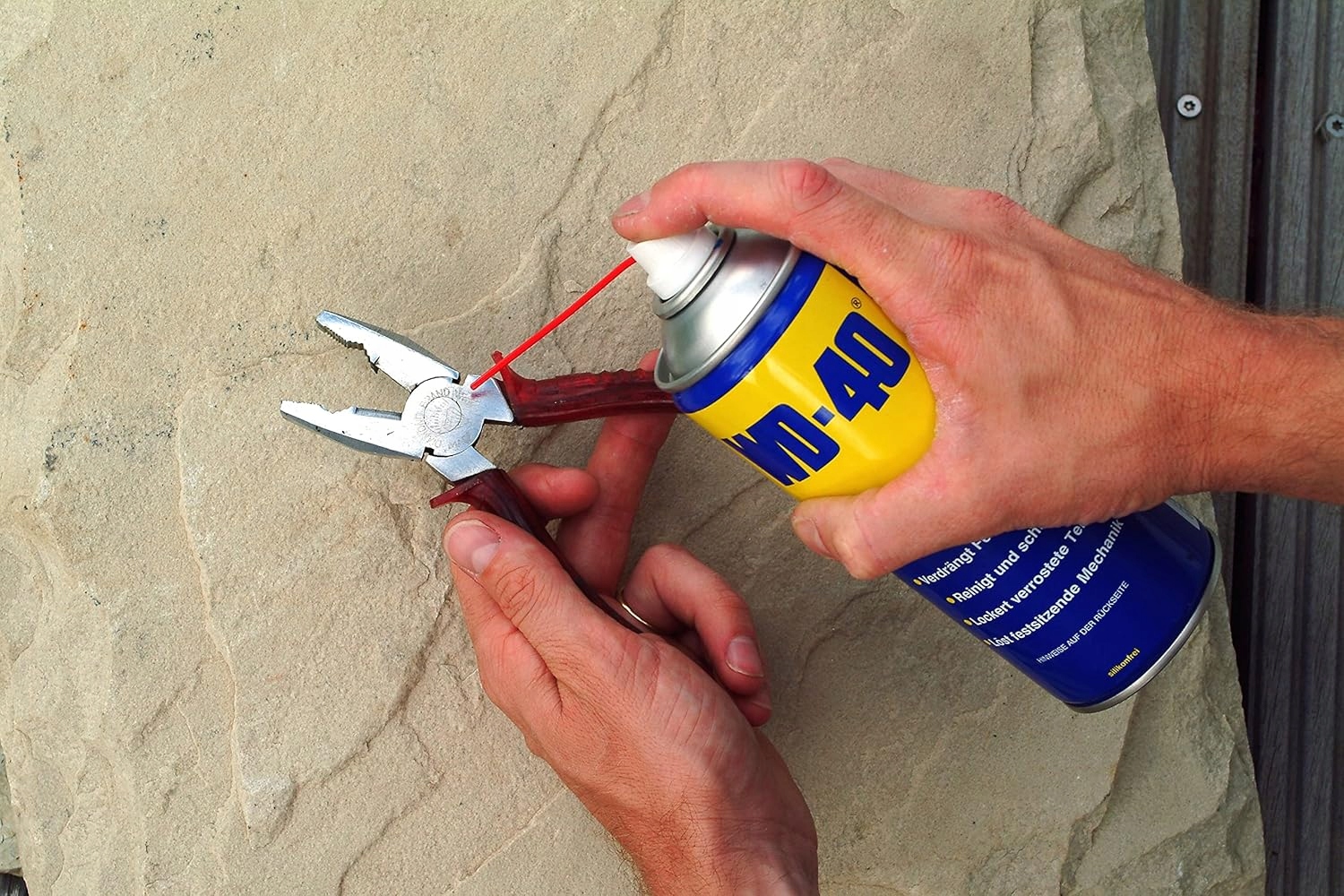 WD-40 175 ml ze słomką wielofunkcyjny preparat smarujący i zabezpieczający 3 WD-40 175 ml ze słomką wielofunkcyjny preparat smarujący i zabezpieczający - obrazek 3